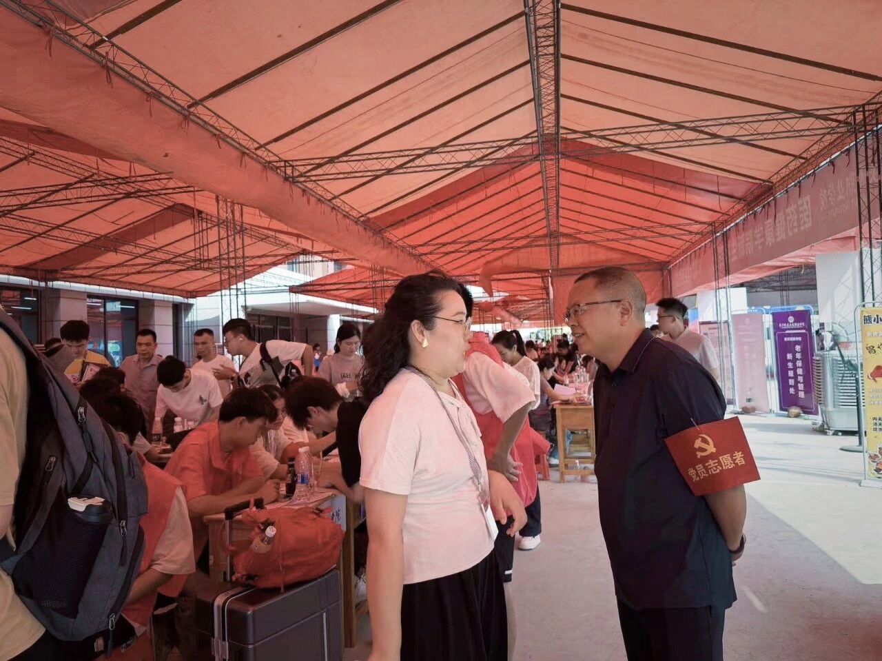先锋党员迎新生，志愿服务暖人心|beat体育365官网教师党员志愿者开展迎新志愿服务